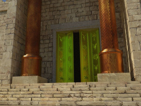 Na entrada do Templo havia portas dobráveis cobertas com ouro, suas vergas tinham 5 côvados (2,3m) de largura. Todas as portas tinham dobradiças de ouro. – Slide número 6