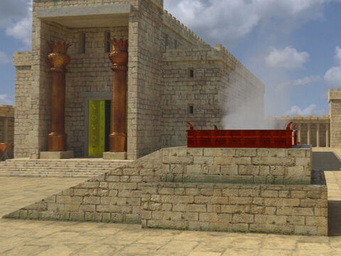 O altar foi construído no lugar da eira que Davi comprou de Araúna (2 Samuel 2:18–25). Este altar no pátio era usado para os muitos sacrifícios animais que eram trazidos ao Templo. – Slide número 12