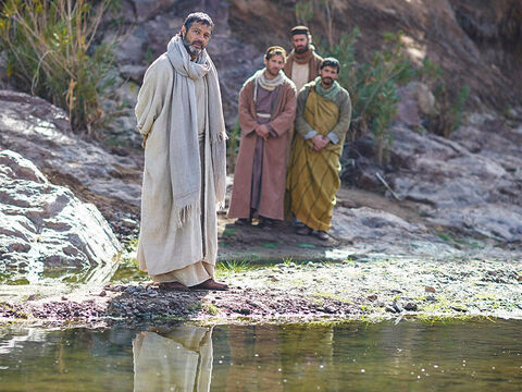 Paulo e seus companheiros pediram para se juntar à reunião das mulheres perto do rio para orar. – Slide número 7