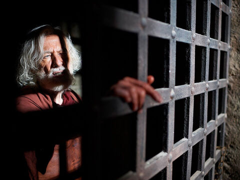 O carcereiro tomou as medidas necessárias para que eles não escapassem e os trancou no cárcere interior com os pés deles presos ao tronco. – Slide número 4