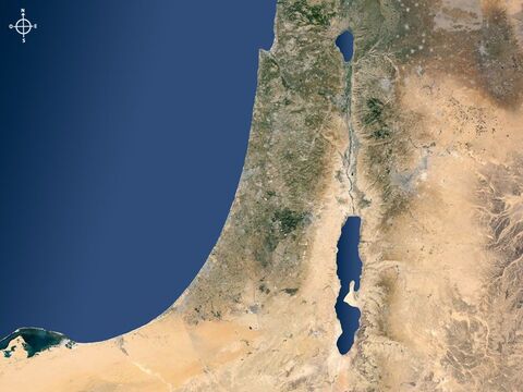 Mapa por satélite de Israel e regiões vizinhas, mostrando a fenda do vale do Jordão com o Lago da Galileia, ao norte, e o Mar Morto, ao sul. – Slide número 1