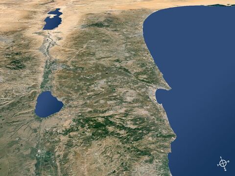 A planície costeira de Israel, as montanhas centrais e o vale do Jordão avistados a partir do norte em direção ao sul. O Lago da Galileia em primeiro plano. – Slide número 5