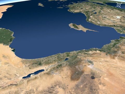Vista aérea da linha costeira oriental do Mar Mediterrâneo avistada a partir do sudoeste, em direção oeste, com o Mar Morto em primeiro plano. – Slide número 16