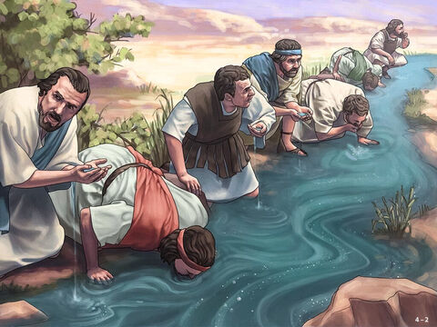No entanto, Deus disse:<br/>– Ainda há homens demais. Leve-os para a água para beberem. Separe aqueles que lamberem a água como fazem os cachorros daqueles que se ajoelharão para beber. – Slide número 2