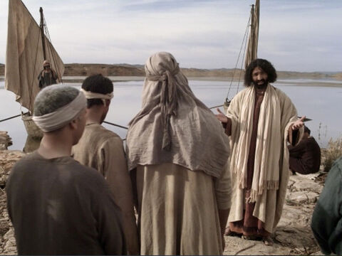 Jesus entrou em Cafarnaum. – Slide número 1