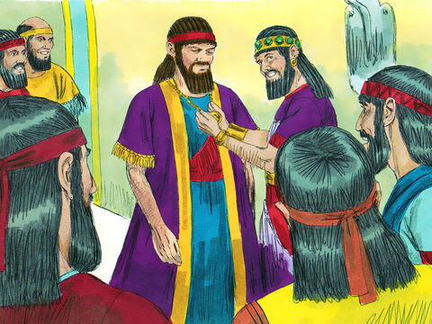 Por ordem de Belsazar, Daniel foi vestido com vestes de púrpura e uma corrente de ouro foi pendurada em seu pescoço. Ele foi proclamado o terceiro governante mais alto do reino. – Slide número 13