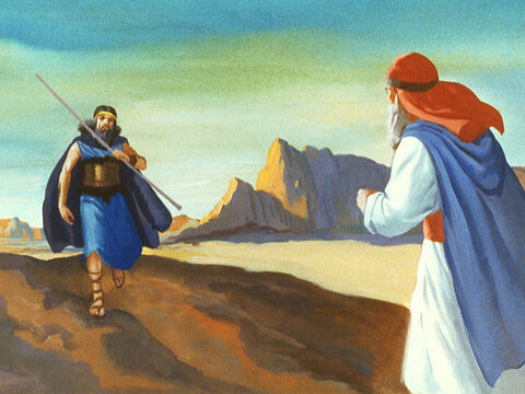 Elias partiu e viu Obadias, um servo do rei. O profeta disse:<br/>– Vá e diga ao seu rei Acabe que Elias retornou.<br/>Obadias correu rapidamente de volta ao rei. – Slide número 13