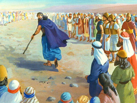 O povo observava, porém Baal não respondeu. Elias então chamou o povo para perto dele enquanto ele preparava seu sacrifício. – Slide número 32