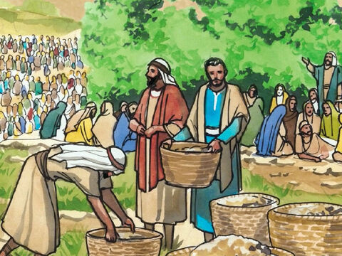Tinham também alguns peixes pequenos; ele deu graças igualmente por eles e disse aos discípulos que os distribuíssem. – Slide número 8
