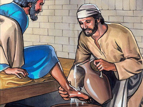 Depois disso, derramou água numa bacia e começou a lavar os pés dos seus discípulos, enxugando-os com a toalha que estava em sua cintura. – Slide número 6