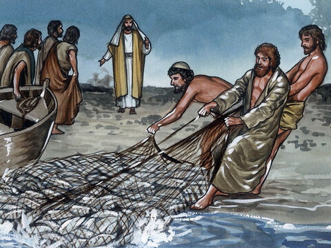 Disse-lhes Jesus: “Tragam alguns dos peixes que acabaram de pescar”. Simão Pedro entrou no barco e arrastou a rede para a praia. Ela estava cheia: tinha cento e cinquenta e três grandes peixes. Embora houvesse tantos peixes, a rede não se rompeu. – Slide número 9