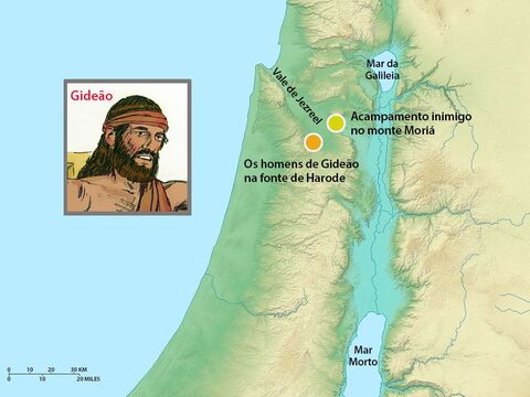 O inimigo estava acampado no vale de Jizreel, perto da colina de Moré. Gideão tinha 32.000 guerreiros das tribos vizinhas de Manassés, Aser, Zebulom e Naftali que se reuniram perto da fonte de Harod. Eles estavam em número inferior, numa proporção de mais de 4:1. – Slide número 2