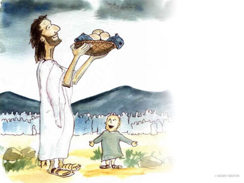 Jesus pegou os cinco pães e os dois peixes. Olhando para o céu, Ele deu graças e os partiu. Então, Ele deu os pedaços aos discípulos para que fossem e alimentassem a enorme multidão – pelo menos 5.000 homens mais mulheres e crianças. – Slide número 9