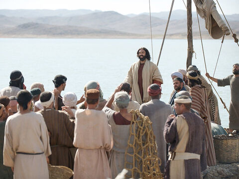 A multidão estava esperando por Jesus quando Ele chegou. – Slide número 3