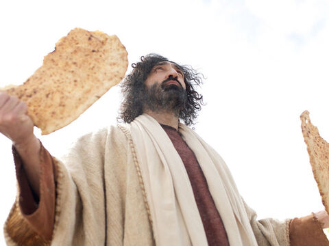 ...olhou para o céu, e deu graças. Então Ele partiu em pedaços para que Seus discípulos servissem a multidão. – Slide número 14