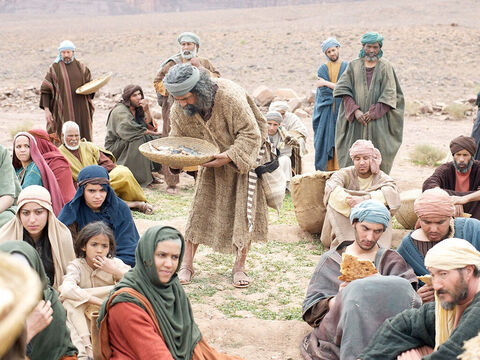 Os discípulos distribuíram o pães e os peixes... – Slide número 15