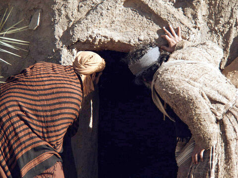 Pedro se aproximou e foi direto para dentro do túmulo. – Slide número 8