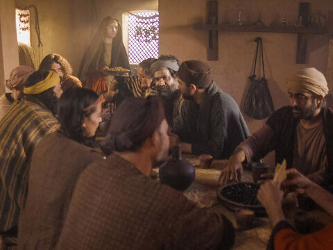 Jesus estava hospedado em Betânia, na casa de Lázaro e suas irmãs, Maria e Marta. Um jantar foi oferecido em honra a Jesus. Mata serviu a comida. – Slide número 1