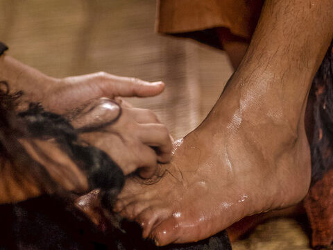 ...e o derramou sobre os pés de Jesus. – Slide número 5