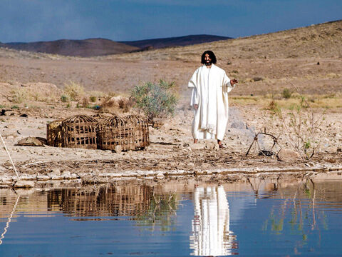 De manhã cedo, Jesus estava na praia, mas os discípulos não se deram conta de que era Ele. – Slide número 3