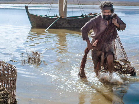 Jesus disse: <br/>– Tragam alguns dos peixes que vocês acabaram de pescar. <br/>Então Simão Pedro subiu de volta ao barco e arrastou a rede para terra. – Slide número 11
