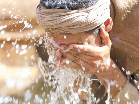 Ele começou a lavá-lo exatamente como Jesus lhe havia dito. – Slide número 9