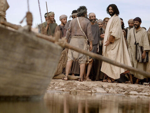 Na água estavam dois barcos, deixados ali pelos pescadores, que estavam lavando suas redes. Jesus entrou em um dos barcos, pertencente a Simão (Pedro) e pediu-lhe que saísse um pouco da margem. – Slide número 2