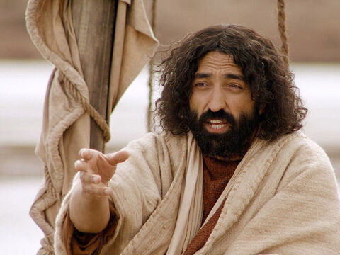 Então Jesus se sentou e, do barco, ensinou às pessoas. – Slide número 3