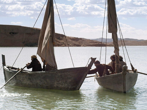 Assim, eles sinalizaram para seus parceiros de pesca, Tiago e João, os filhos de Zebedeu, no outro barco para virem ajudá-los. – Slide número 7