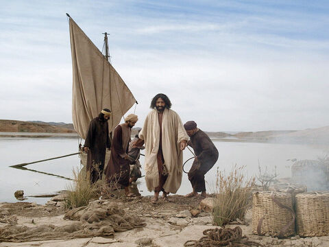 Tendo atracado seus barcos, eles deixaram tudo e seguiram Jesus. – Slide número 13