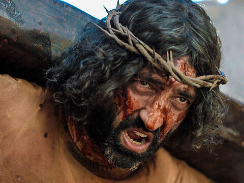 Os soldados obrigaram Jesus a carregar Sua própria cruz. – Slide número 7