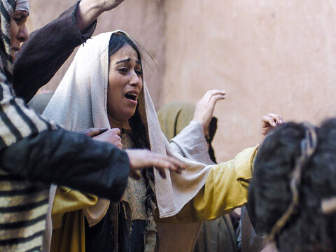Uma grande multidão seguiu-a, incluindo mulheres que choraram e lamentaram por Jesus. – Slide número 10