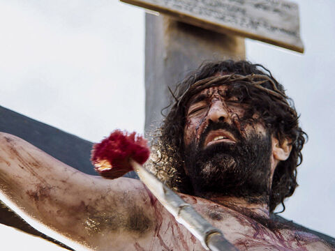 Uma esponja cheia de vinagre foi usada para matar a sede de Jesus. – Slide número 10