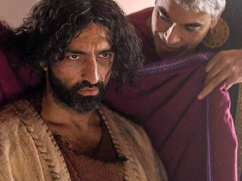 Eles vestiram Jesus de forma zombeteira com um manto roxo real e O enviaram de volta a Pilatos. Naquele dia, Pilatos e Herodes se tornaram amigos – Slide número 12
