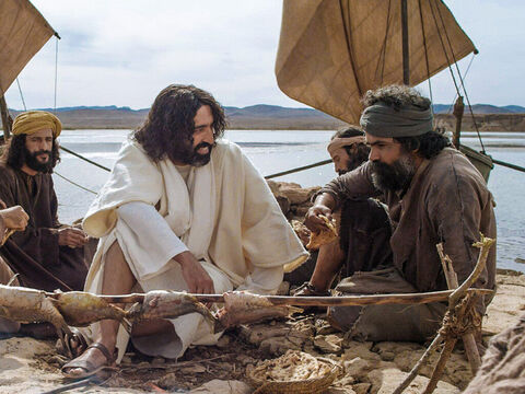 Jesus apareceu após Sua ressurreição para alguns de Seus discípulos, uma manhã na margem do lago da Galileia. Quando eles terminaram de comer, Jesus falou com Simão Pedro. – Slide número 1