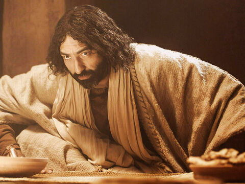 Jesus se levantou, tirou Sua roupa exterior e enrolou uma toalha em Sua cintura. – Slide número 3