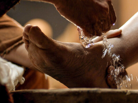 Em seguida, derramou água em uma bacia e começou a lavar os pés de Seus discípulos. – Slide número 4
