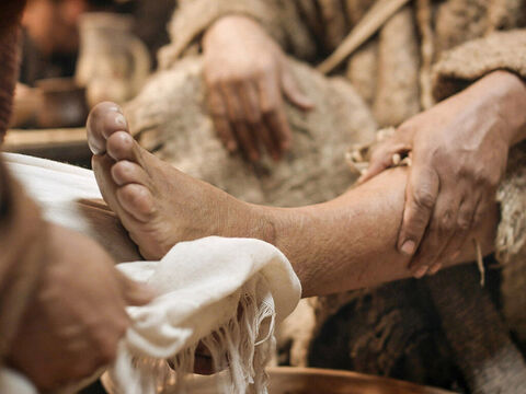 Quando Jesus terminou de lavar os pés dos discípulos, Ele vestiu Sua roupa exterior e voltou para a mesa. – Slide número 11