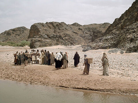 Pessoas de toda a Judeia e ao redor do rio Jordão saíam para o deserto para ouvi-lo pregar. – Slide número 4