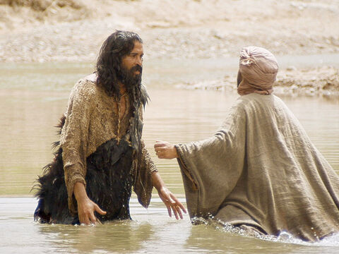 Eles confessavam seus pecados e eram batizados por João no rio Jordão. – Slide número 5