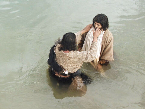 Jesus insistiu que João O batizasse, uma vez que isso era o que Deus queria que acontecesse. – Slide número 18