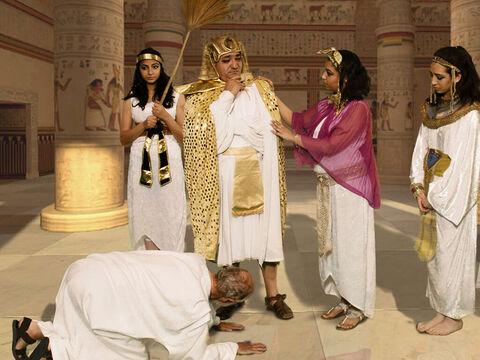 Todos aguardavam o julgamento de Faraó sobre os dois homens. – Slide número 24