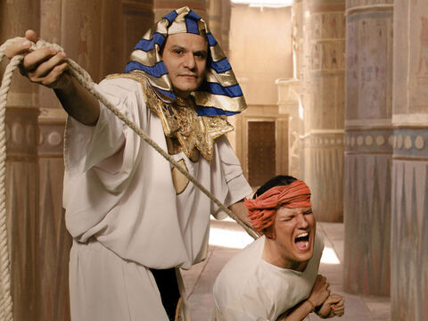 O Faraó ordenou sua execução imediata. (Sua cabeça foi cortada e empalada em um poste.) – Slide número 27