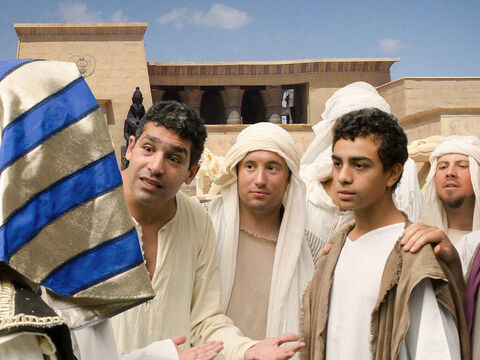 Quando finalmente chegaram ao Egito, José viu que seu irmão mais novo, Benjamim, estava com eles. – Slide número 7