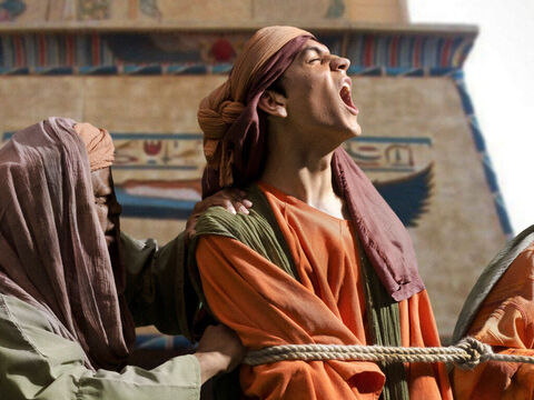No Egito, José foi levado ao mercado de escravos. – Slide número 18