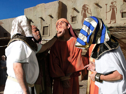 Potifar, que trabalhava para o Faraó como capitão da guarda, estava no mercado procurando por um escravo. – Slide número 19