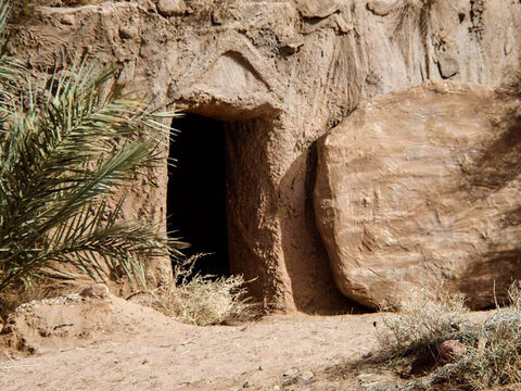 Depois que Jesus foi crucificado, Ele ressuscitou dos mortos. – Slide número 2
