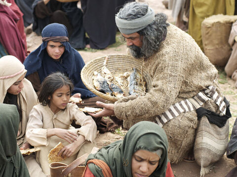 Jesus deu os pedaços de pão e peixe a Seus discípulos, que depois os deram às multidões. – Slide número 8