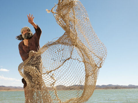 Ambos trabalhavam como pescadores e estavam lançando as redes ao mar. – Slide número 3