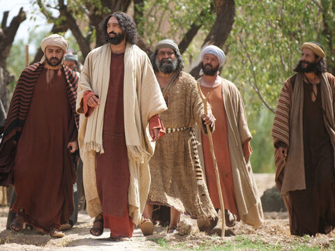 Os quatro pescadores seguiram Jesus quando Ele partiu para a Galileia, ensinando nas sinagogas, proclamando as boas-novas do Reino de Deus e curando as pessoas de todas as doenças e enfermidades. – Slide número 9